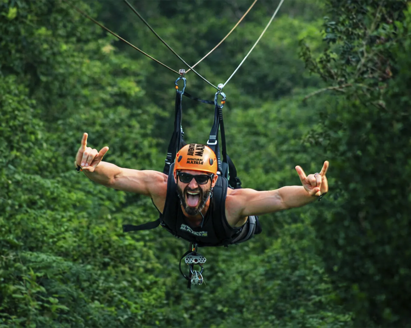 Fotomontaje: el mismo hombre volando sobre la selva, más cerca y con fondo verde