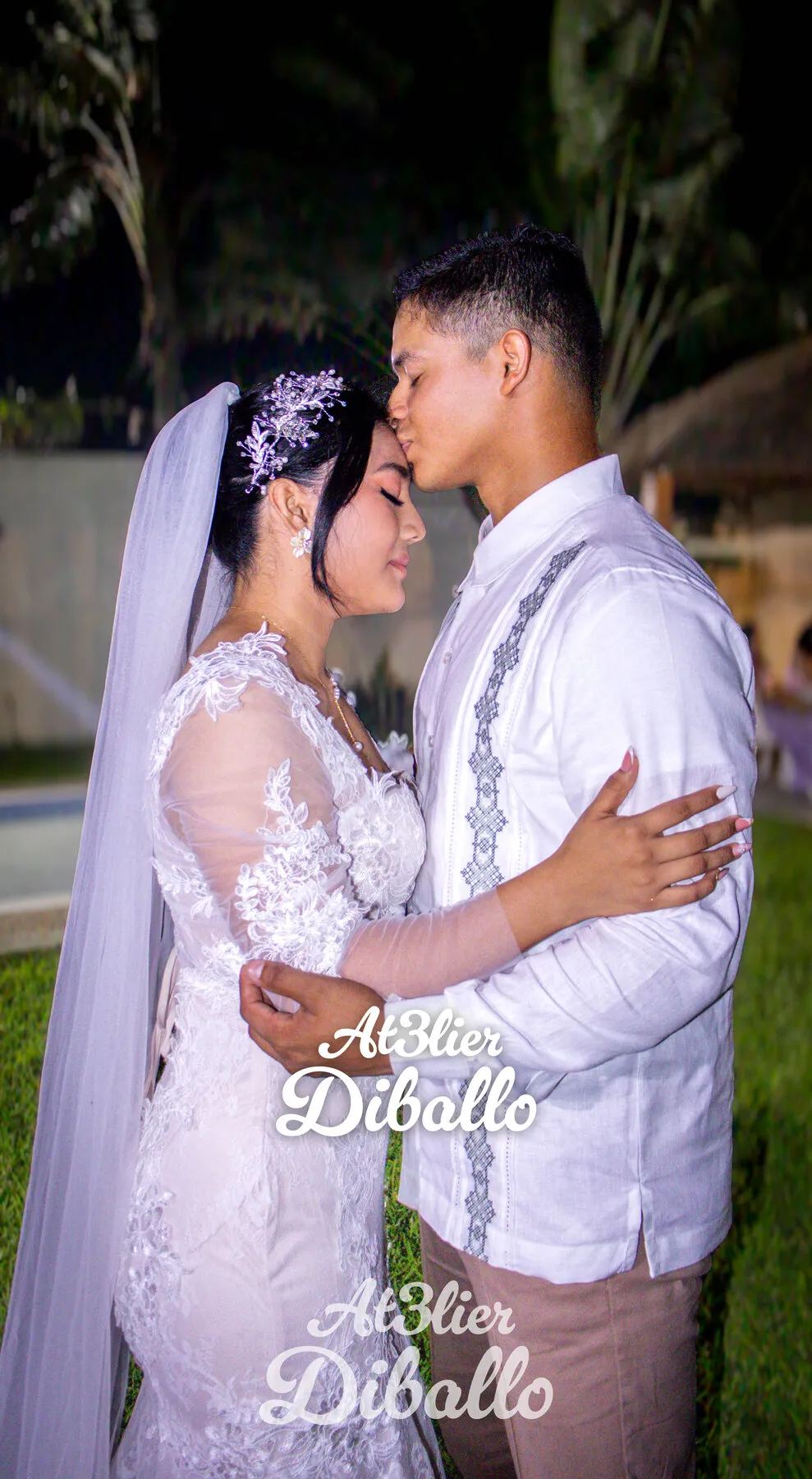 Los novios abrazados por la noche