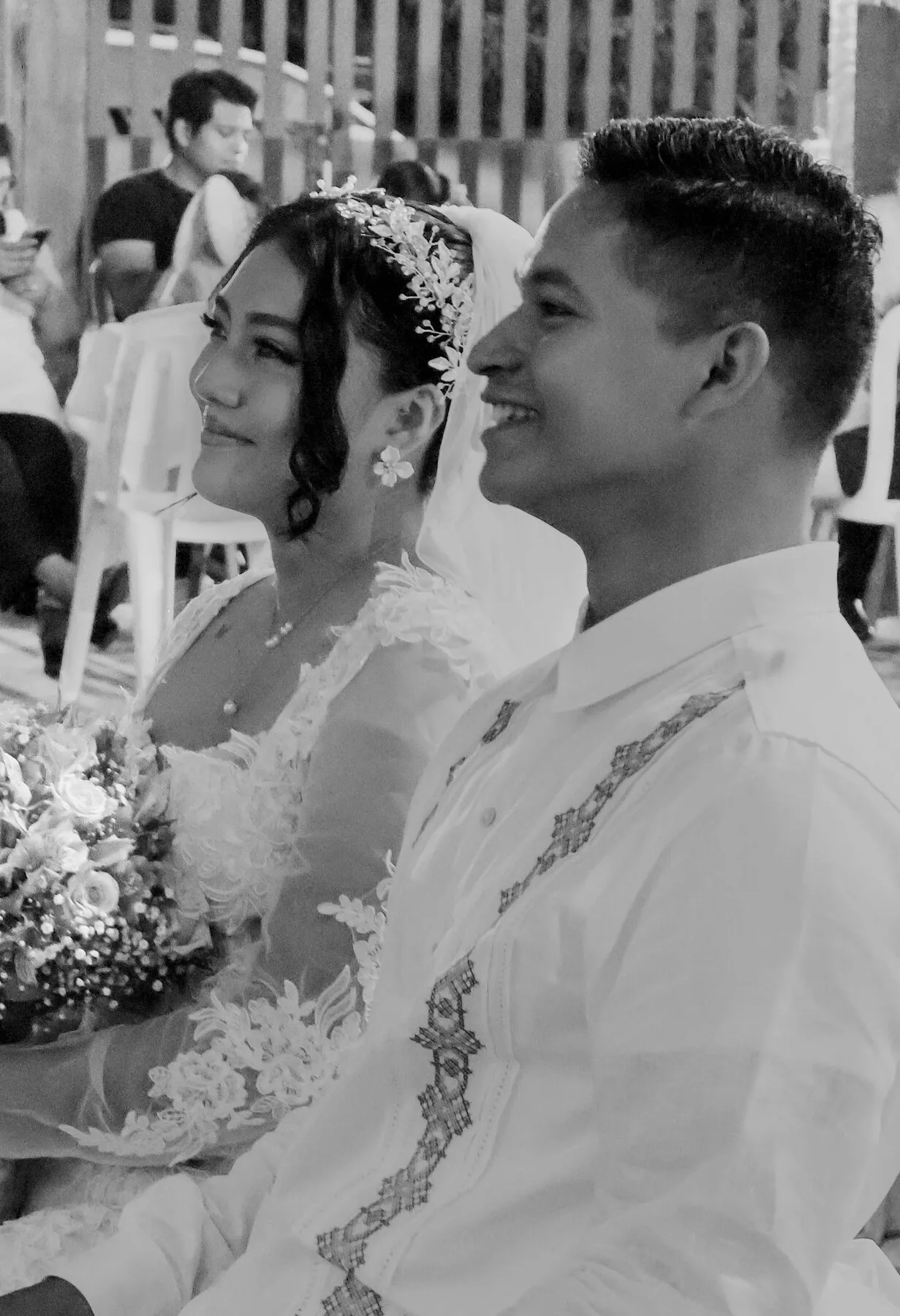 Los novios durante la ceremonia, en blanco y negro