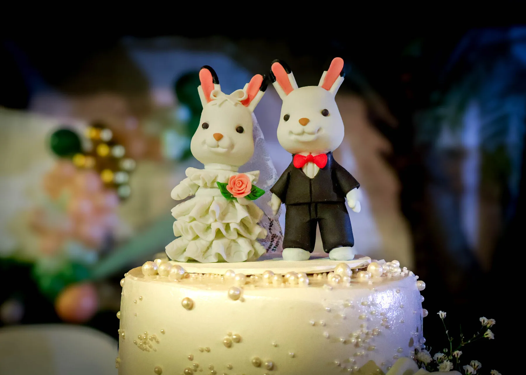 Pastel de bodas con figuras de conejos