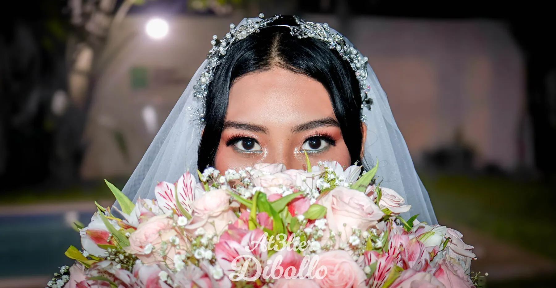 La novia se asoma detrás de su ramo