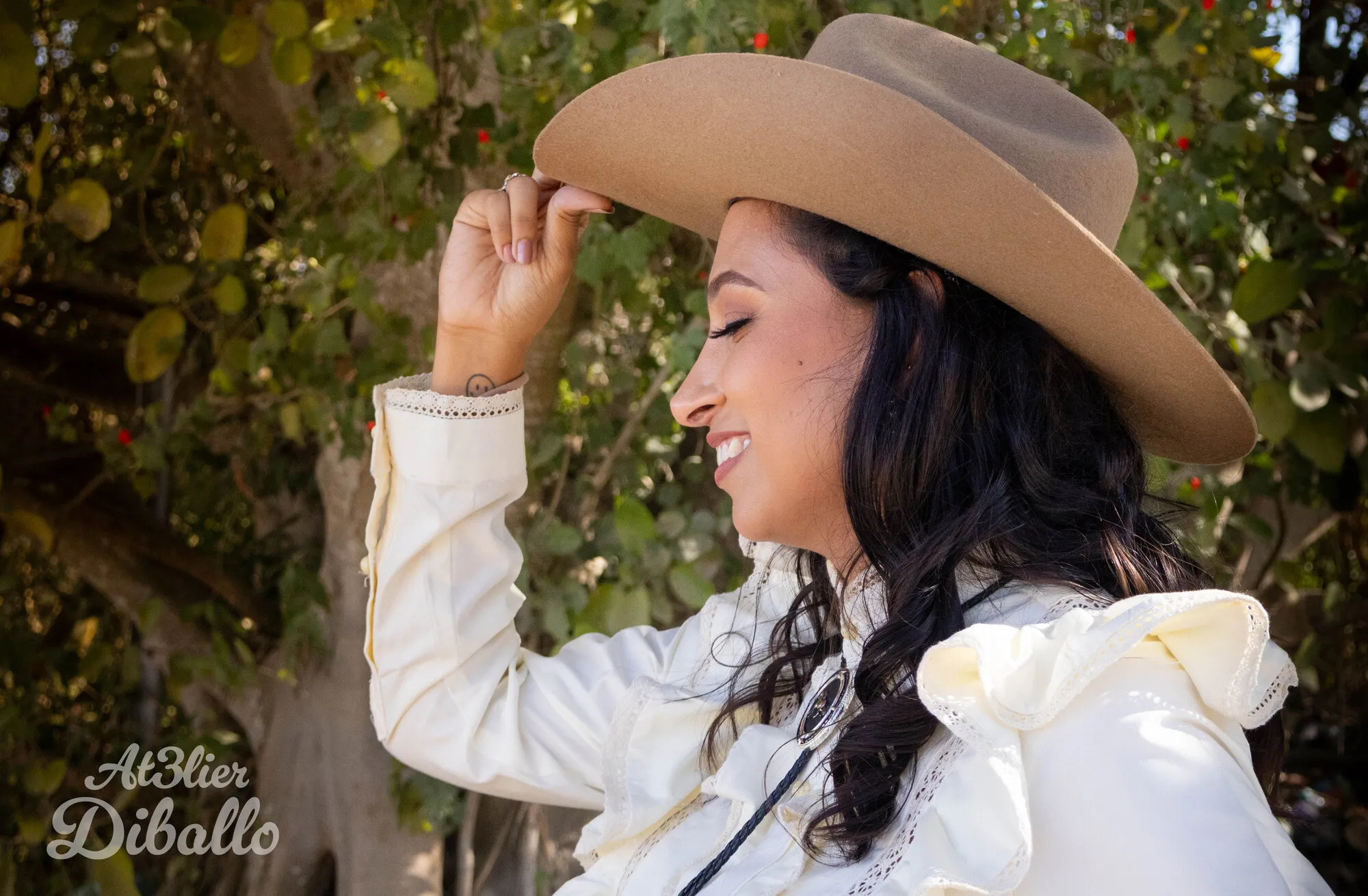 Mujer con sombrero charro sonriendo de perfil